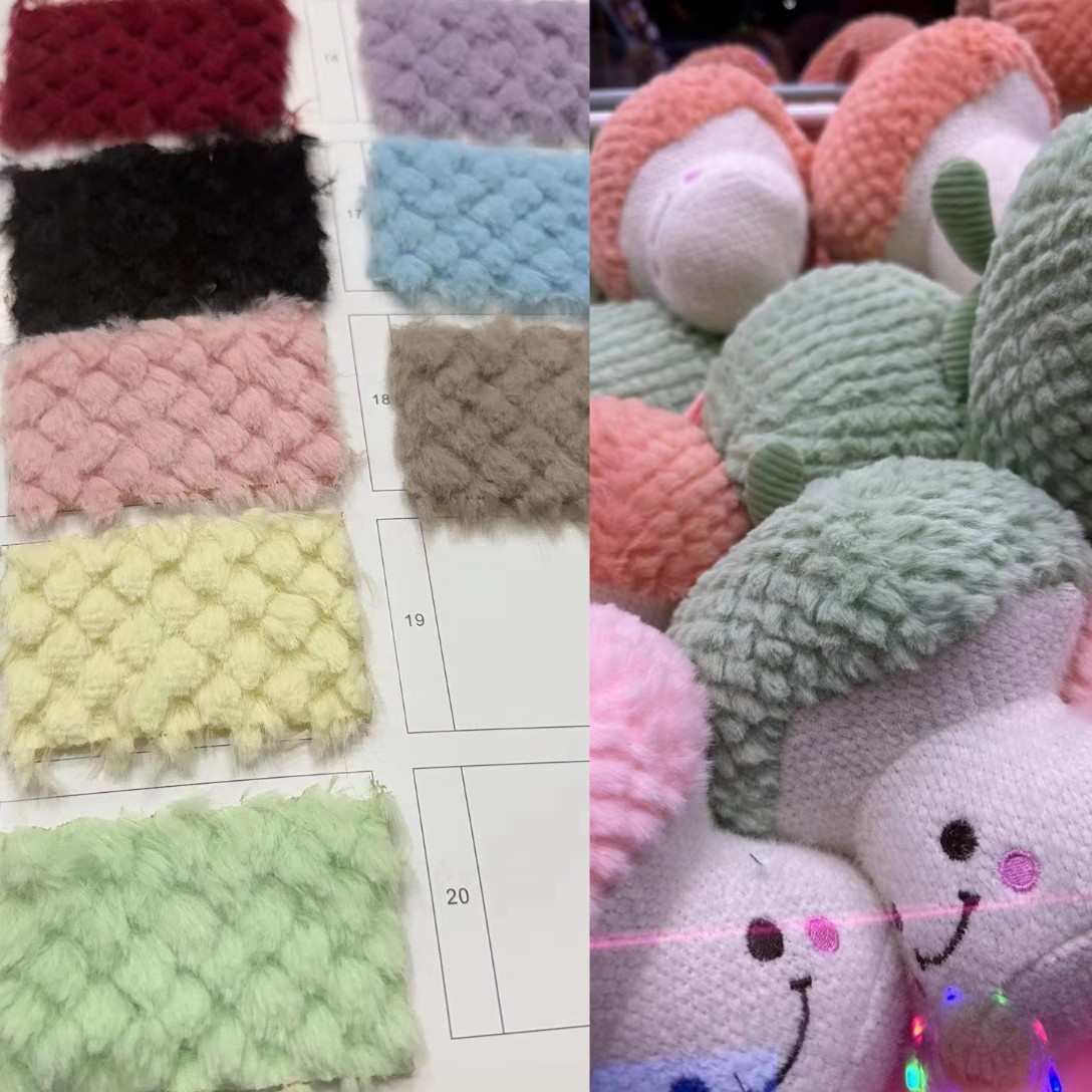 2023新款玩具围巾帽子手套兔毛刷花压花毛绒布面料 现货供应