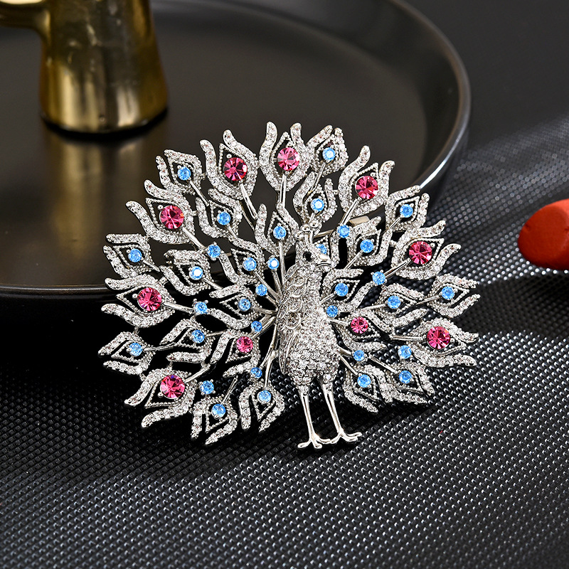 retro design elegant sophisticated brooch