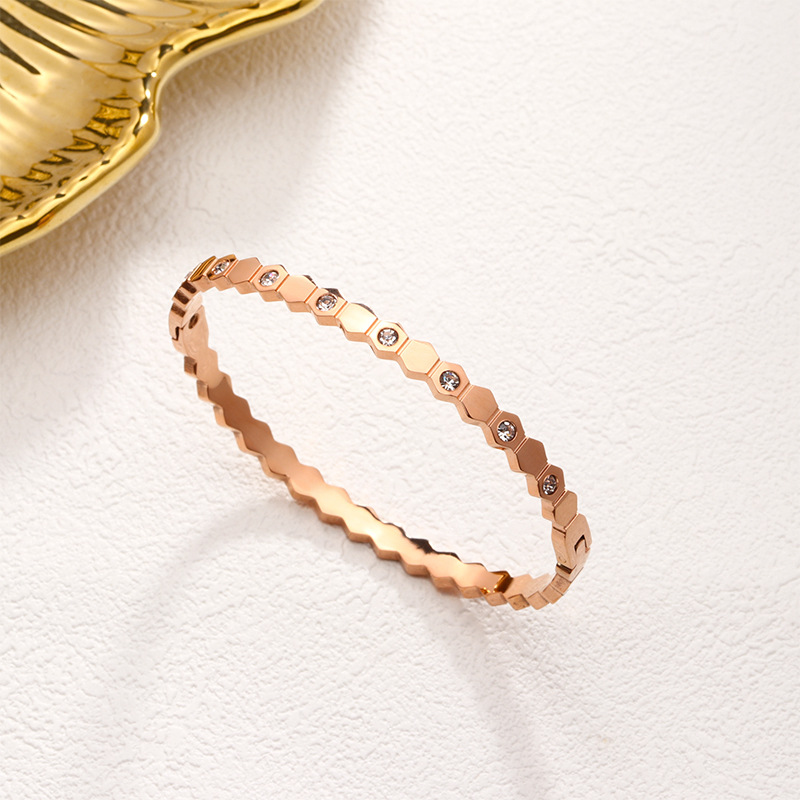 En stock fábrica directa Transfronteriza Popular electrochapado 18K pulsera de acero de titanio femenina personalidad no se desvanece moda nicho moda