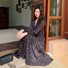 港风复古洋气时尚气质减龄少女V领碎花连衣裙收腰大摆度假长裙子
