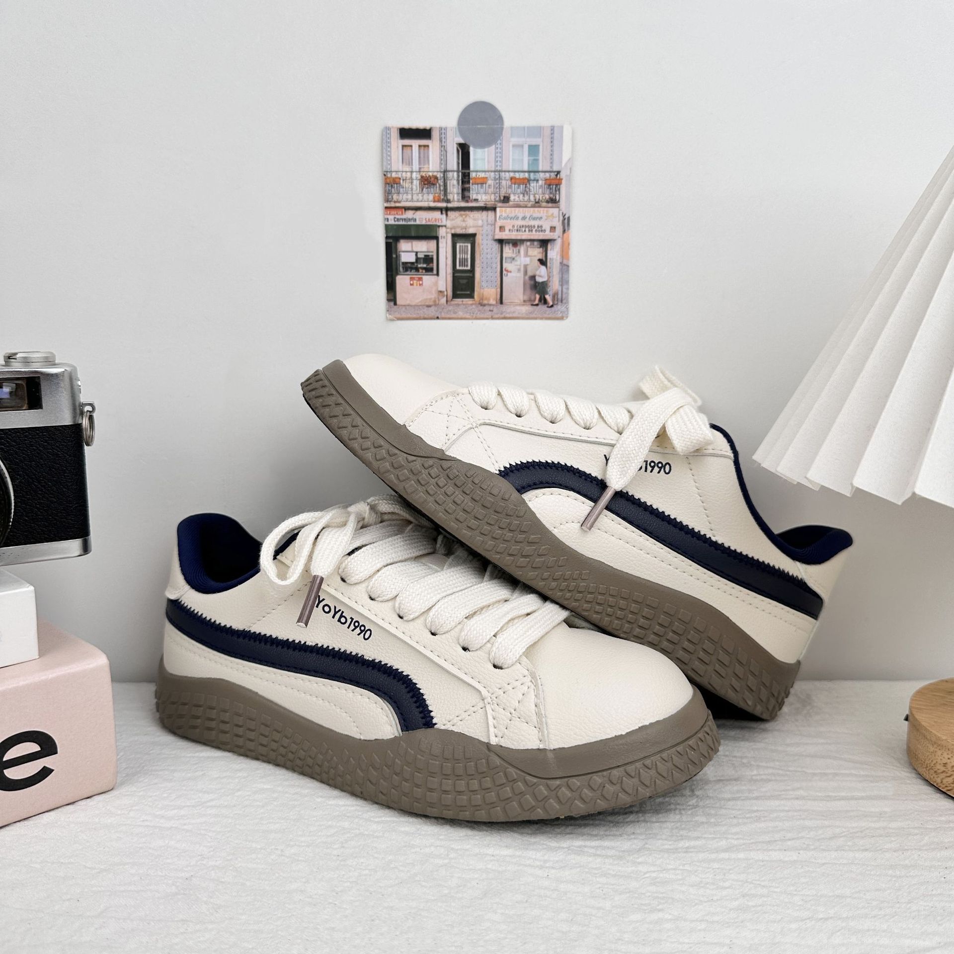 Yuanbo coreano zapatos de skate casuales para mujeres 2025 nuevos zapatos blancos de suela gruesa de moda versátil zapatos de pan de nicho