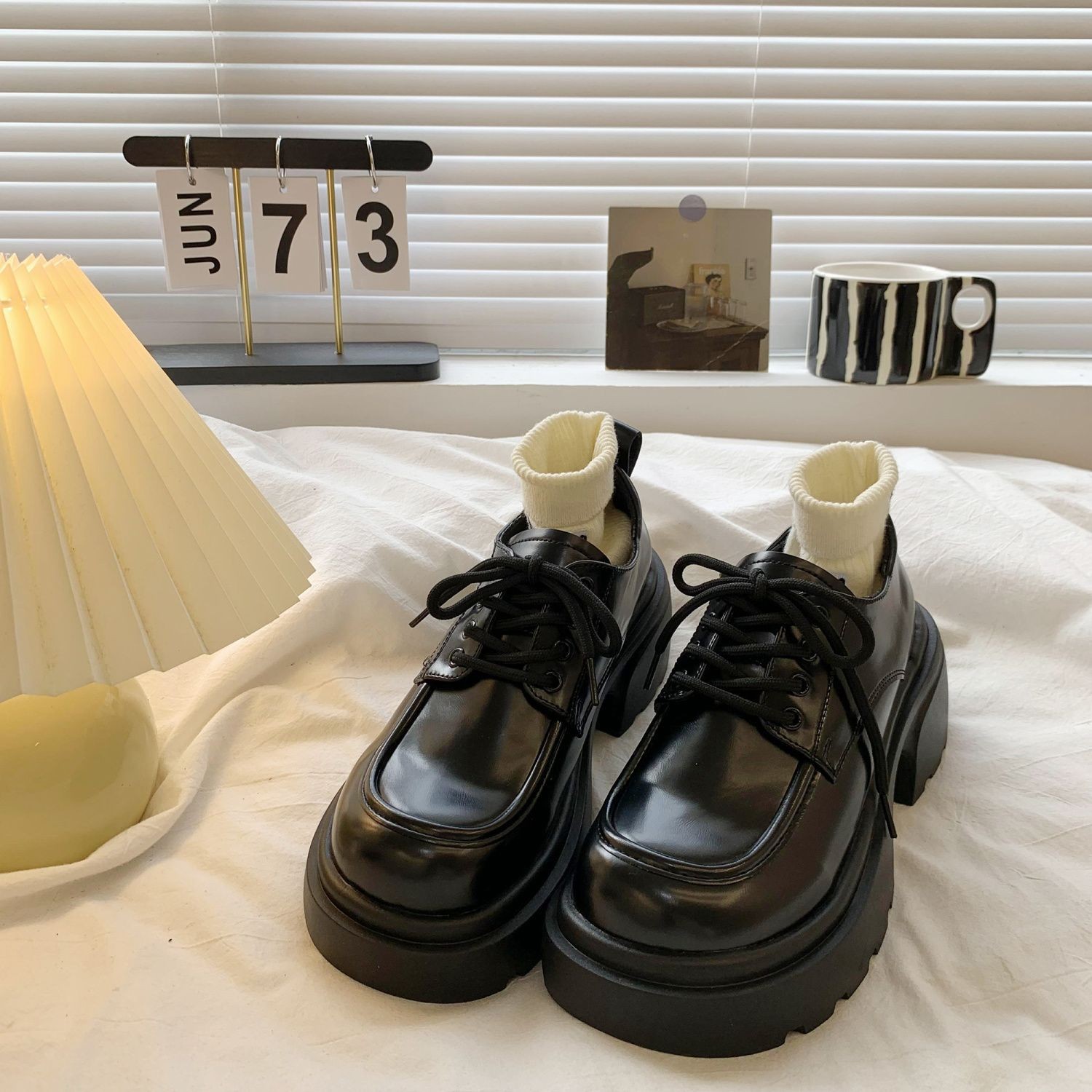 Aumento de altura negro versátil zapatos de cuero 2025 primavera y otoño nuevos lazos jk estilo británico retro zapatos de tacones gruesos