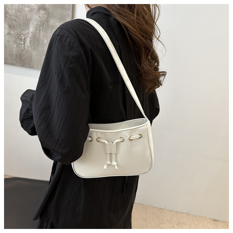 The new autumn/winter 2024 collection of women's bags features a retro and simple Korean-style underarm bag. This year, hand-held bags are in vogue, exuding a sense of sophistication undefined