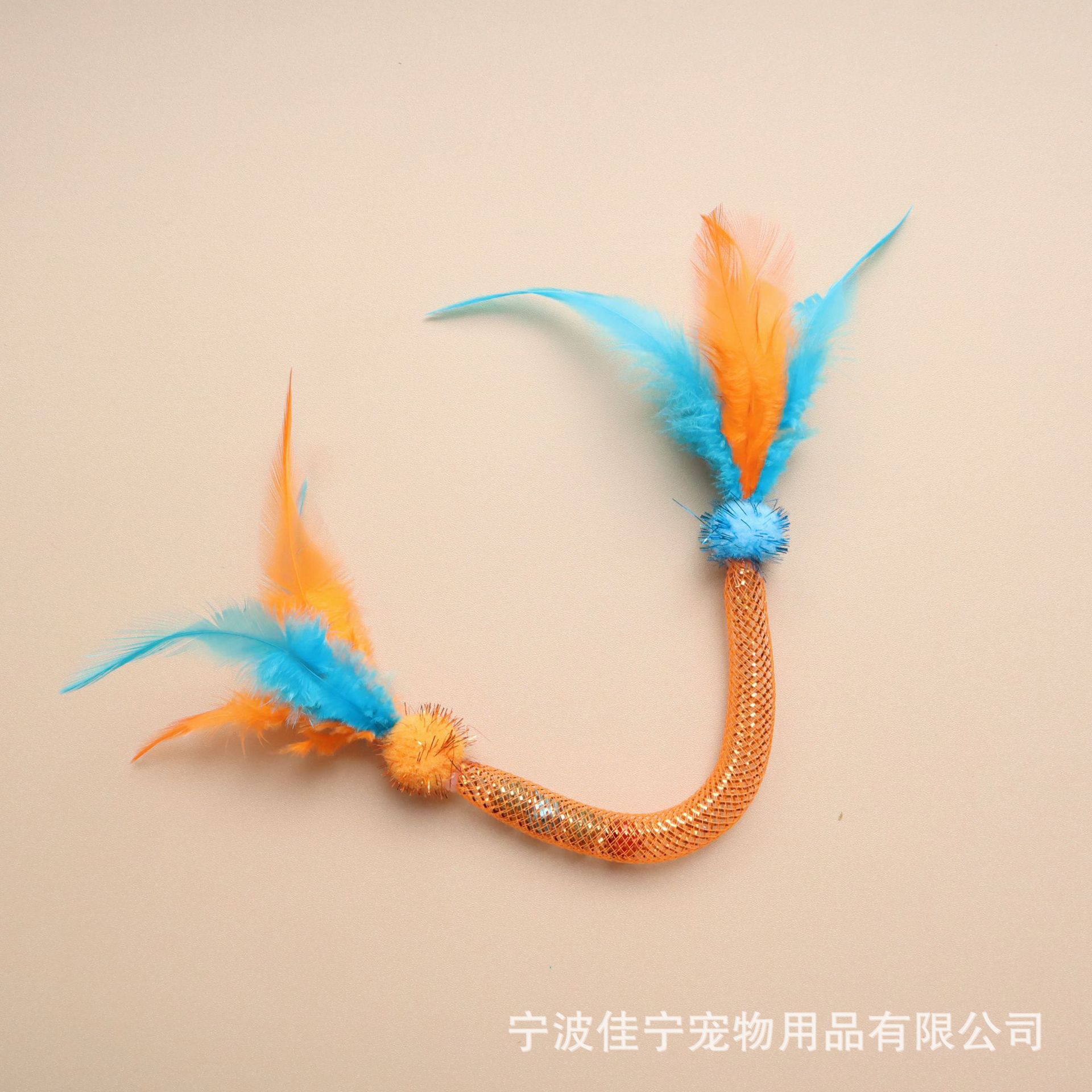 El gato muerde la cuerda elástica, el juguete, los dientes, la menta gatera resistente a las mordeduras, el palo de gato divertido, las plumas que alivian el aburrimiento, los juguetes para gatos