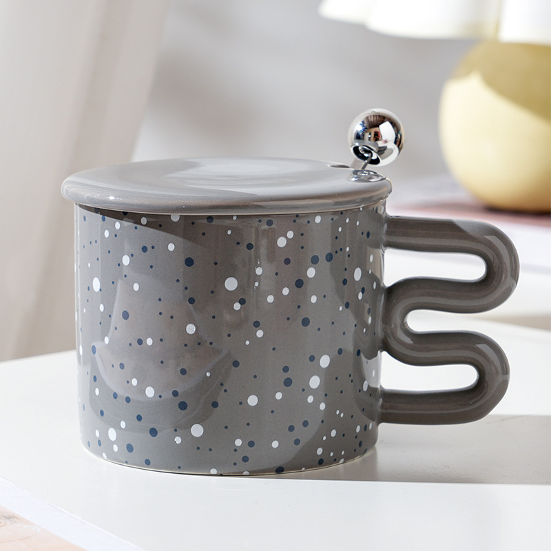 Taza de cerámica con lunares lindos con tapa