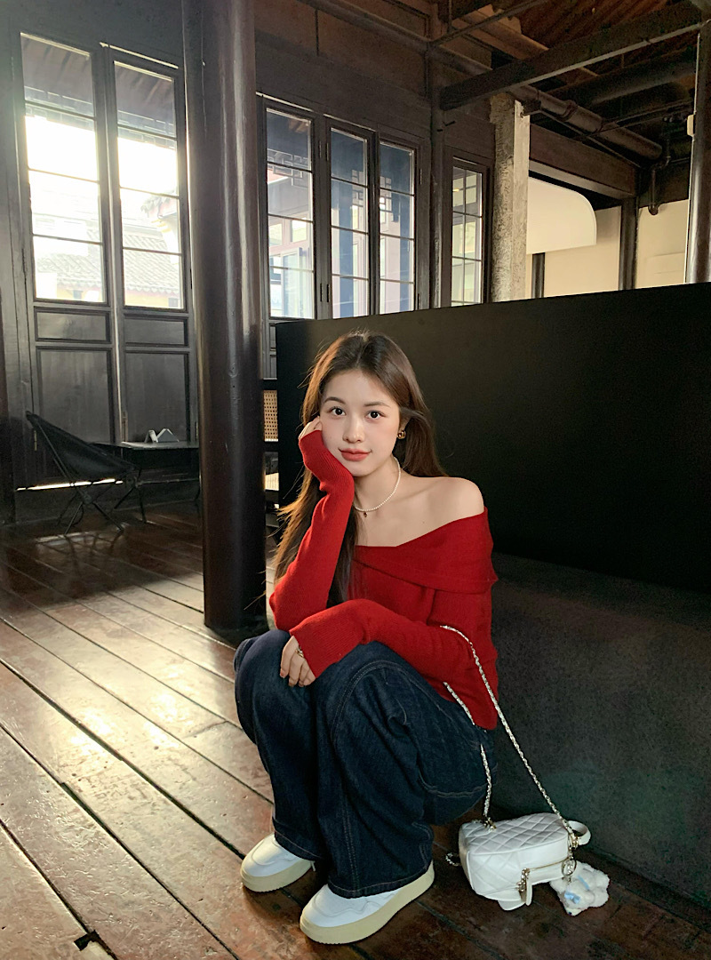 優しい雰囲気のワンショルダーニットセーター、レディース春物長袖、高級感のある柔らかく上品なデザイン、赤色のオフショルダーセーター