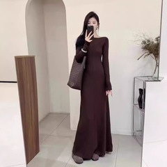 レトロなメイラードブラウンのワンピースは今年流行で、美しく、上品で、スタイリッシュで、高級感のあるニットロングドレスです。