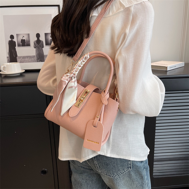 Bolso de mano de estilo occidental de alta gama para mujer 2024 nuevo bolso de cubo de agua de fuego súper popular bolso de mensajero retro de tendencia salvaje