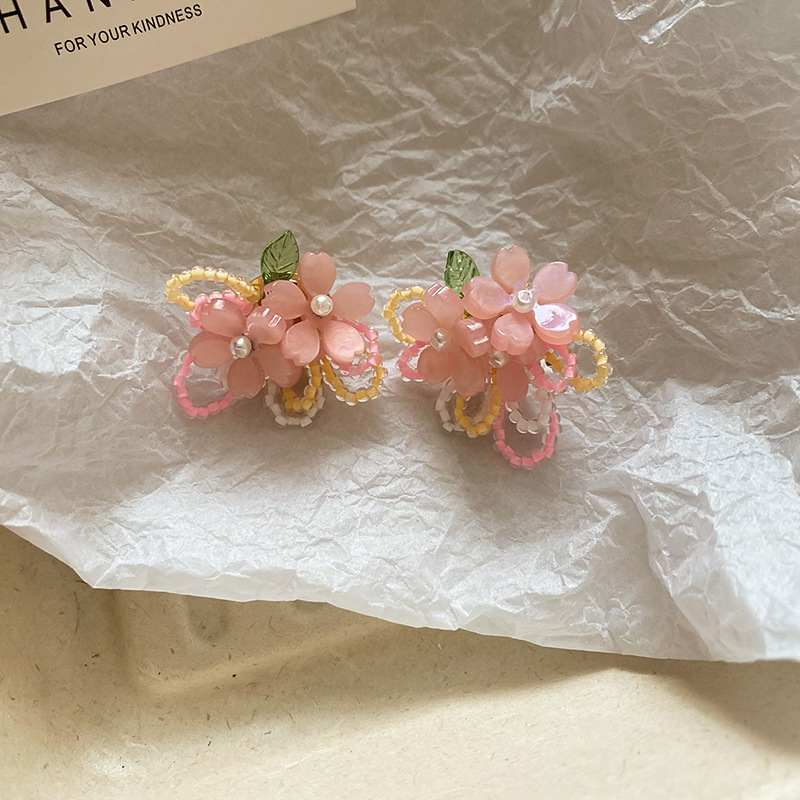 Pendientes de borla de hilo de malla de flor de aguja de plata Pendientes de estilo de vacaciones junto al mar frescos y dulces Pendientes de ambiente de moda y versátil