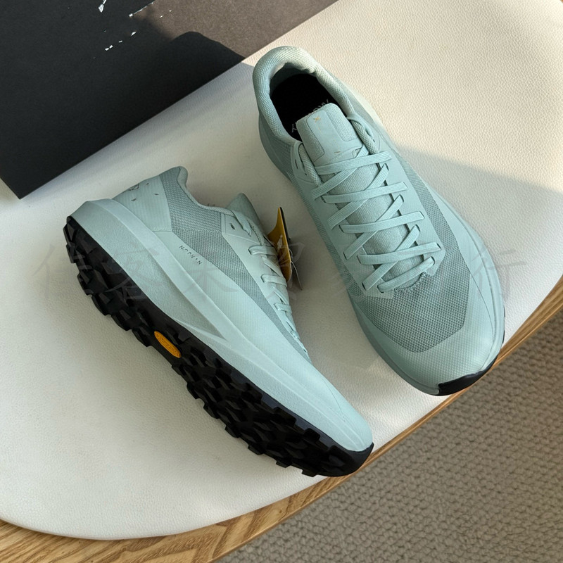 高品質の春と夏のカップル屋外通気性ランニングシューズ登山とロッククライミングスポーツシューズ滑り止めオフロードトラベルシューズ|undefined