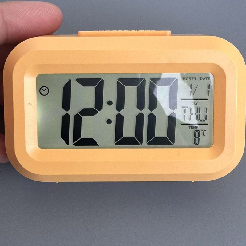 多機能電子時計学生寮のベッドの上の電子時計は夜光温度時間の小さい目覚まし時計のデスクトップの時計を持っています。|undefined