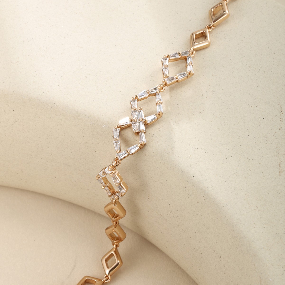 Xuping hueco cadena de diamante de cobre chapado en oro 18K nicho de diseño de aleación de diamantes de moda europea y americana pulsera de mujer