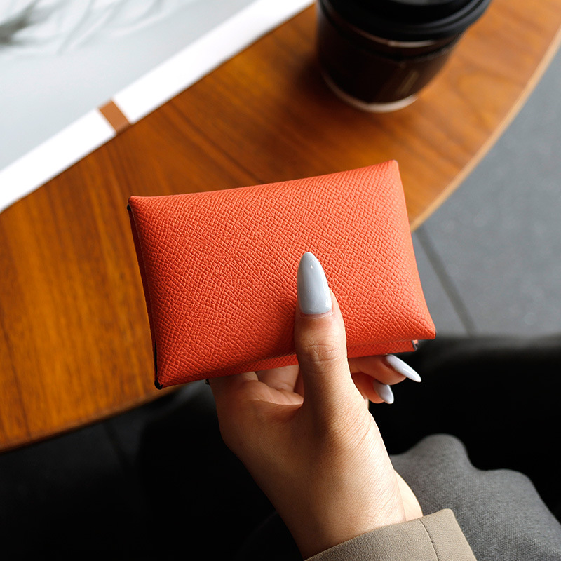 おしゃれなカバンの女性の本革の掌紋の名刺はシンプルで小さい香りの風のカードは会議の贈り物を包んで代行します。