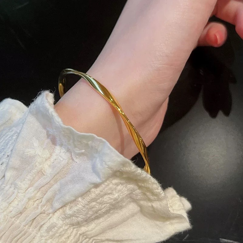 Little Red Book Explosions Solid Mobius Closed Bracelet Fashion Joker Bracelet Gift for Girlfriend Factory Outlet_voghion.com