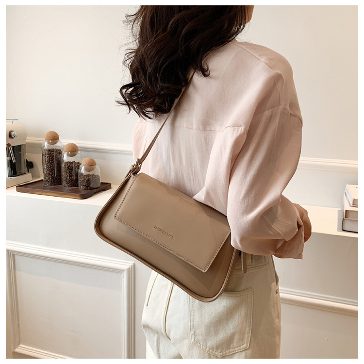 Women's Medium Pu Leather Solid Color Vintage Style Classic Style Magnetic Buckle Crossbody Bag display picture 14