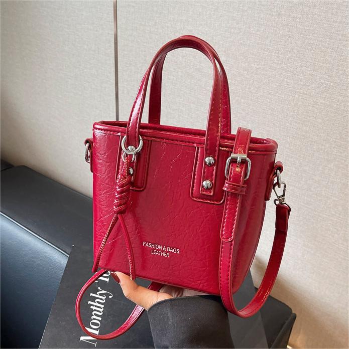 Bolsa de balde plegable de moda extranjera 2024 nueva bolsa de mujer simple bolsa de hombro universal nicho alta sensación de mochila