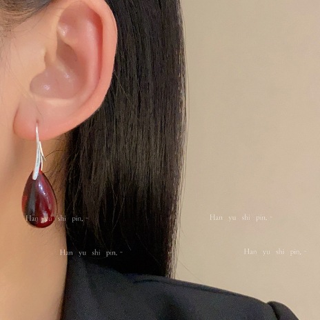 Red Water Drop Pendant Earrings for Women Hong Kong Style Fashion Face-Showing Small Retro Niche Geometric Earrings High-End Women's Earrings
