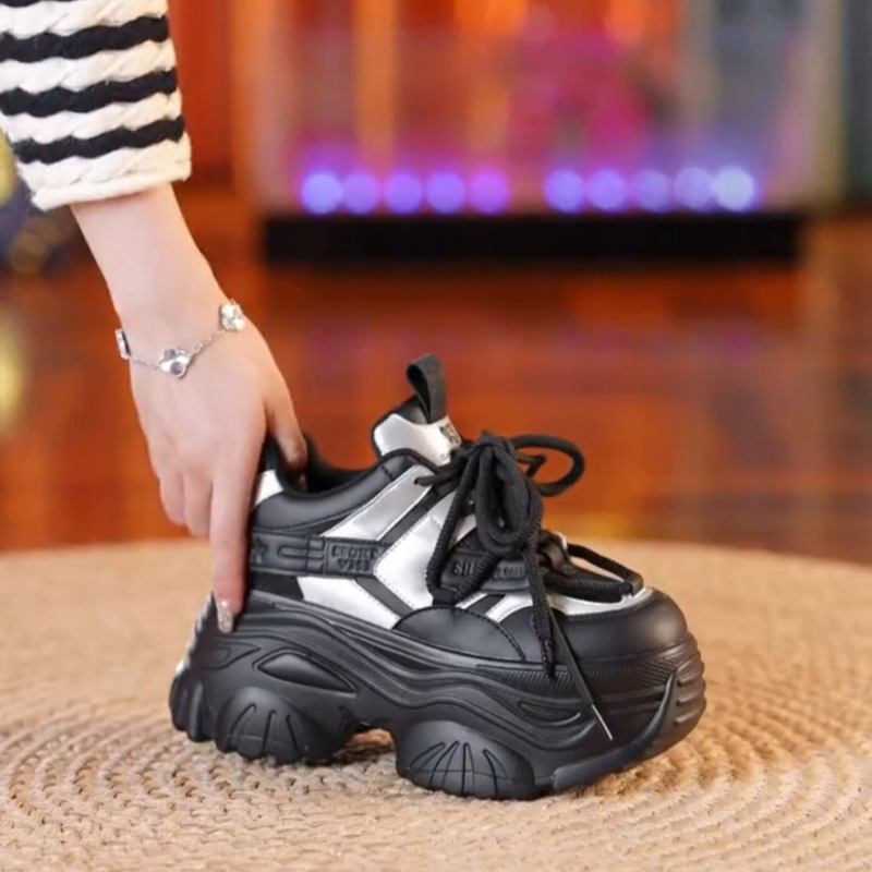 Productos europeos con una base gruesa aumentando la altura de los zapatos de papá y mujer 2024 primavera y otoño nuevos zapatos deportivos casuales muffin