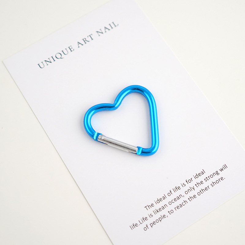 バックパックにフックを掛けて登山ボタンを掛けます。