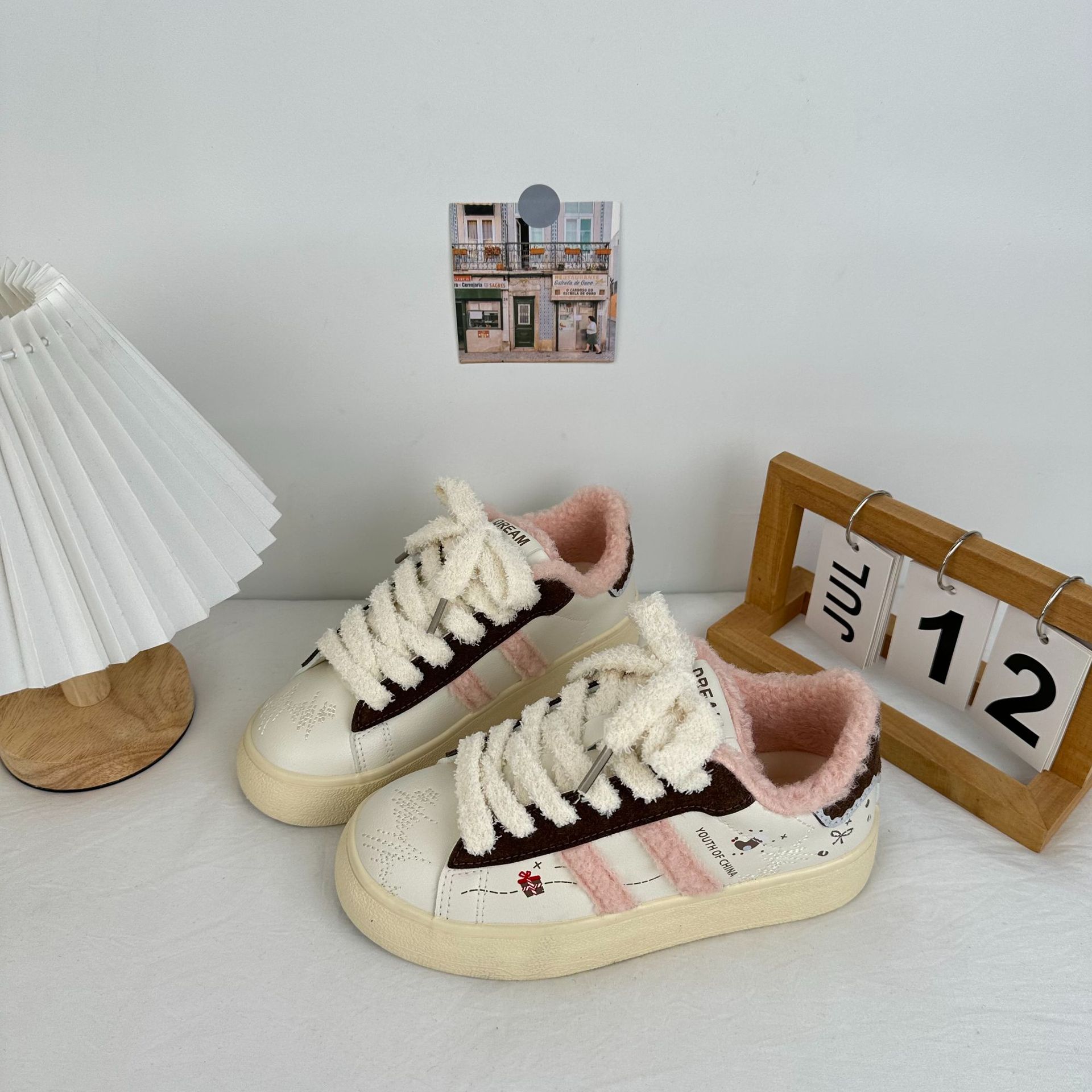 2025 invierno más zapatos de algodón de terciopelo zapatos de tabla abrigados exteriores de mujer zapatos blancos casuales coreanos todo fósforo zapatos de mujer estilo Hong Kong