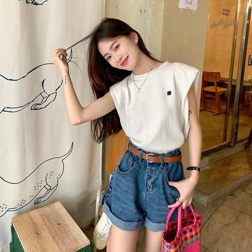 Black and white striped vest knitted T-shirt for women in summer new design scheming niche loose hot girl top