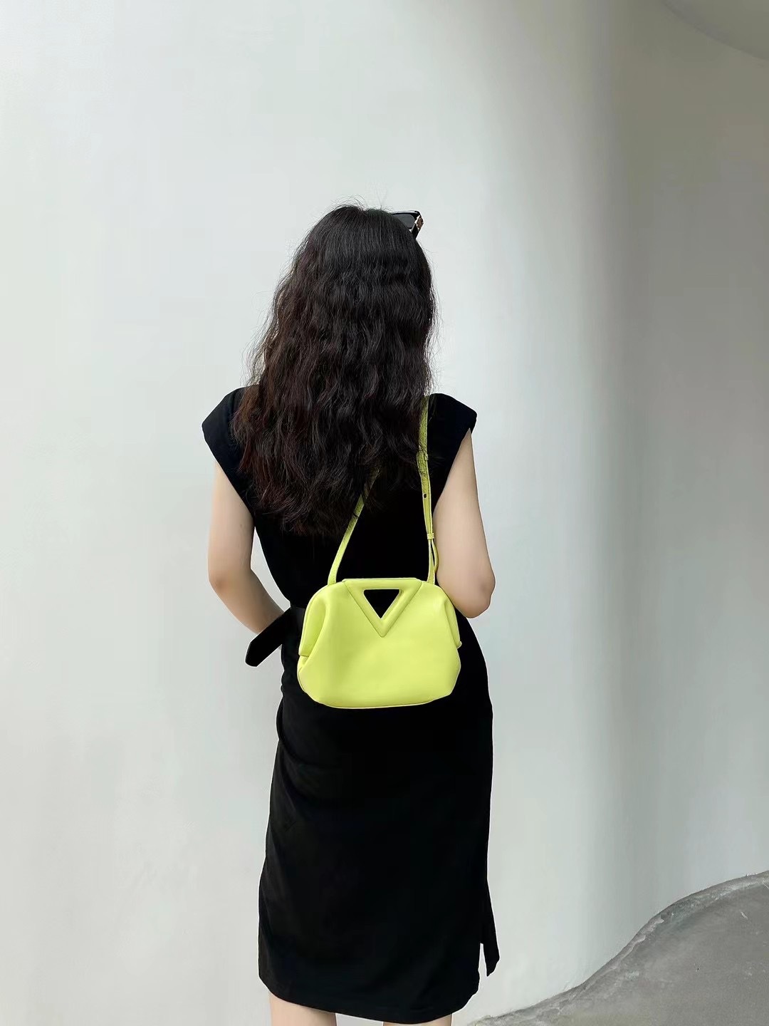 New Cloud Bag Hand-held Mini One-shoulder Diagonal Bag B Inverted Triangle Bag Dumpling Bag Women's Bag Pleated Small Square Bag