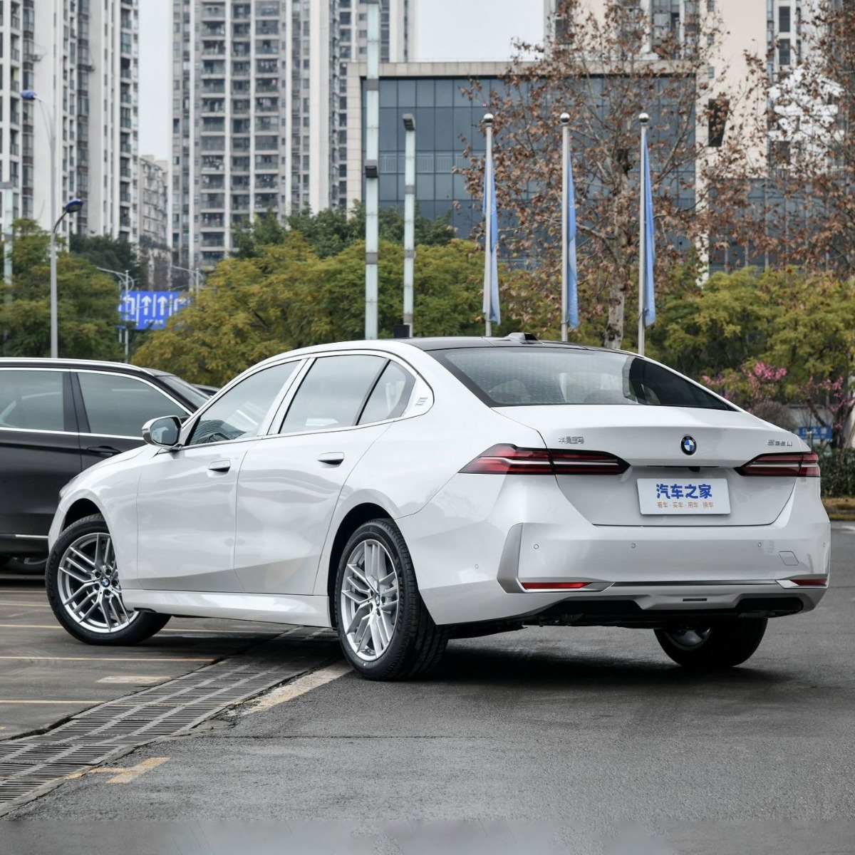 Aplicable a 24 BMW Serie 5 Ventas transfronterizas de plástico neutro para automóviles de lujo.