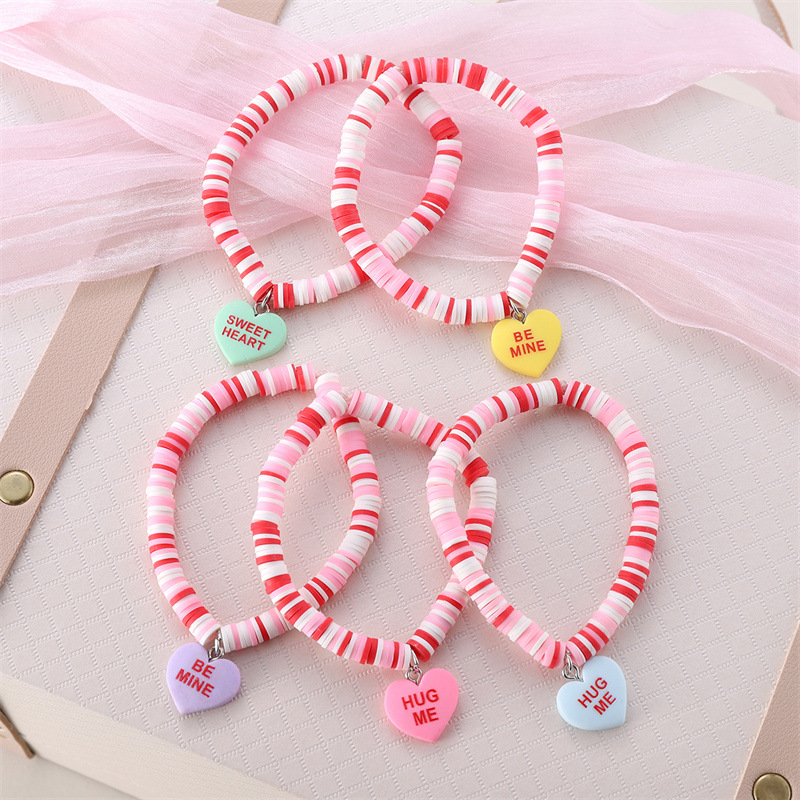 Pulseira com coração e letra e pingente de resina para mulher_voghion.com