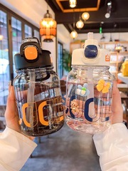 コップの女子学生は高温に耐えて透明なプラスチックのコップに耐えます。