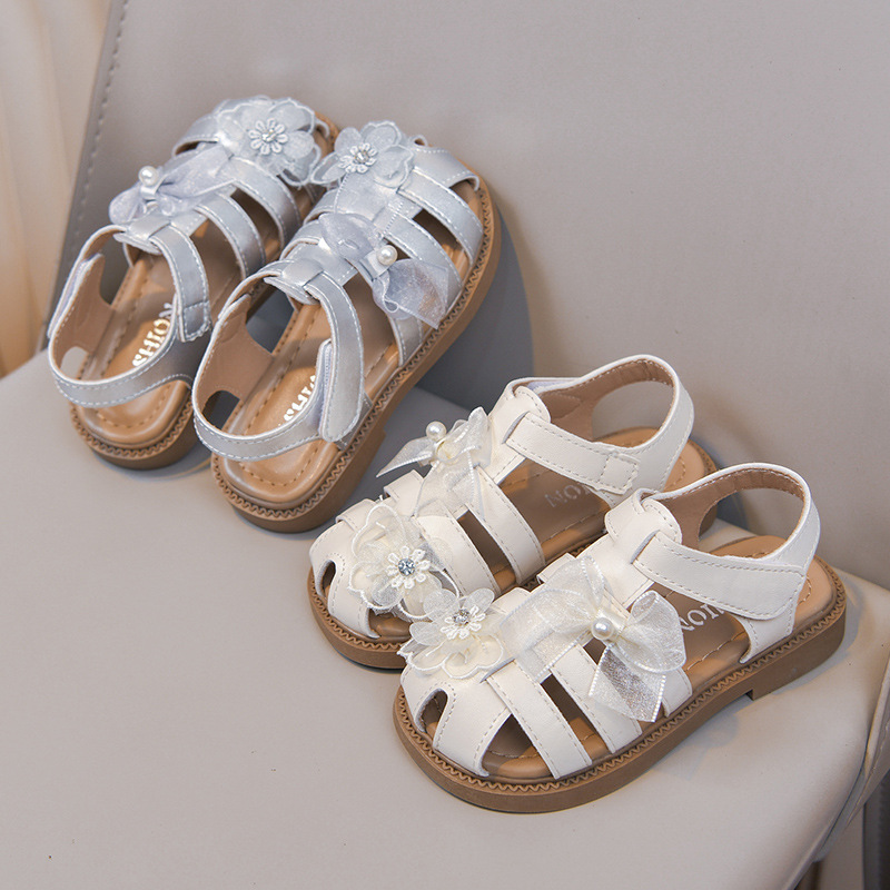 Sandálias huecas para niñas 2026 verano nuevo estilo de moda infantil versátil princesa zapatos de playa de arco suave