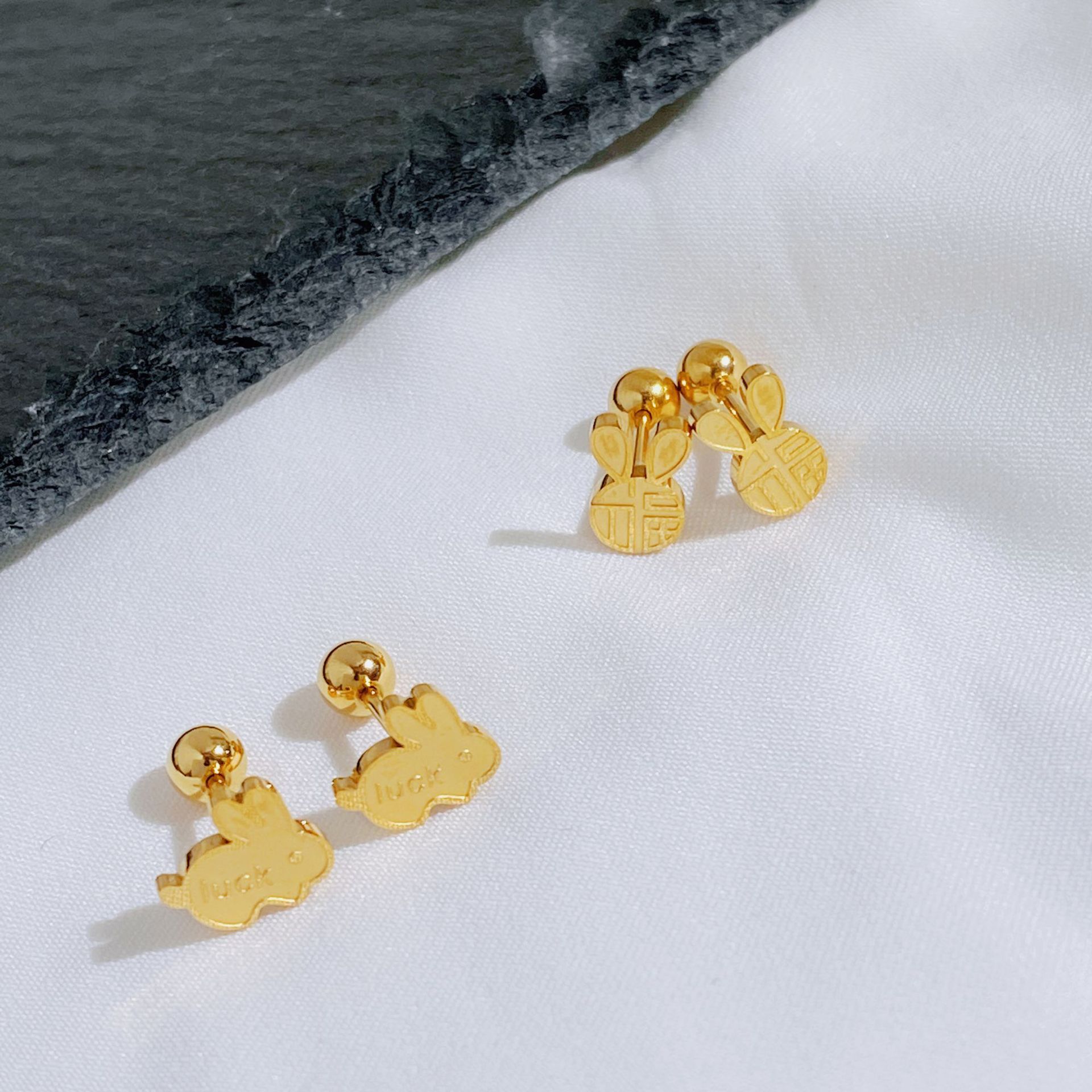 Retro Rabbit Titanium Steel Plating Artificial Pearls Ear Studs 1 Pair