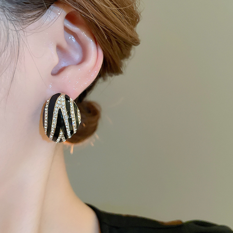 Designer Style Irregular Diamond Drip Oil Stripe Earrings Retro Small Earrings Middle Ancient Premium Earrings_voghion.com