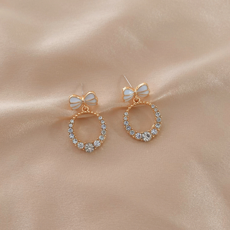 Pendientes de perlas, pendientes de estilo caliente, lujo ligero, pendientes simples de celebridades de Internet, accesorios de Yiwu, venta al por mayor