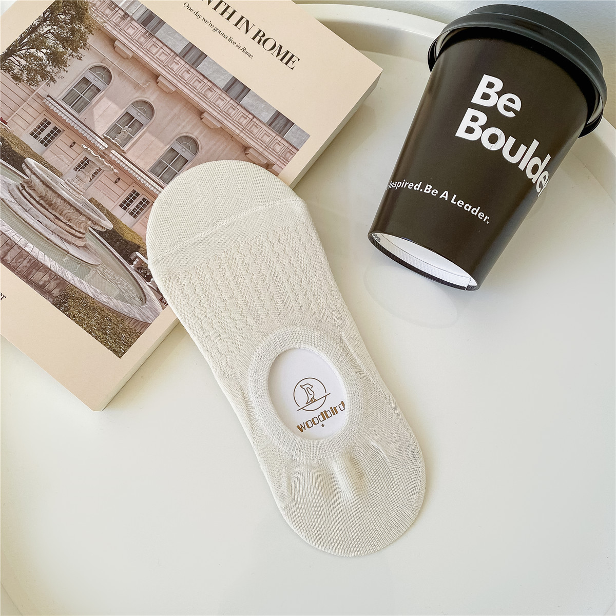 Primavera y verano delgada malla invisible calcetines antideslizantes para mujeres no se caen talones fondo de algodón sólido absorción de sudor respirable boca ligera calcetines de barco