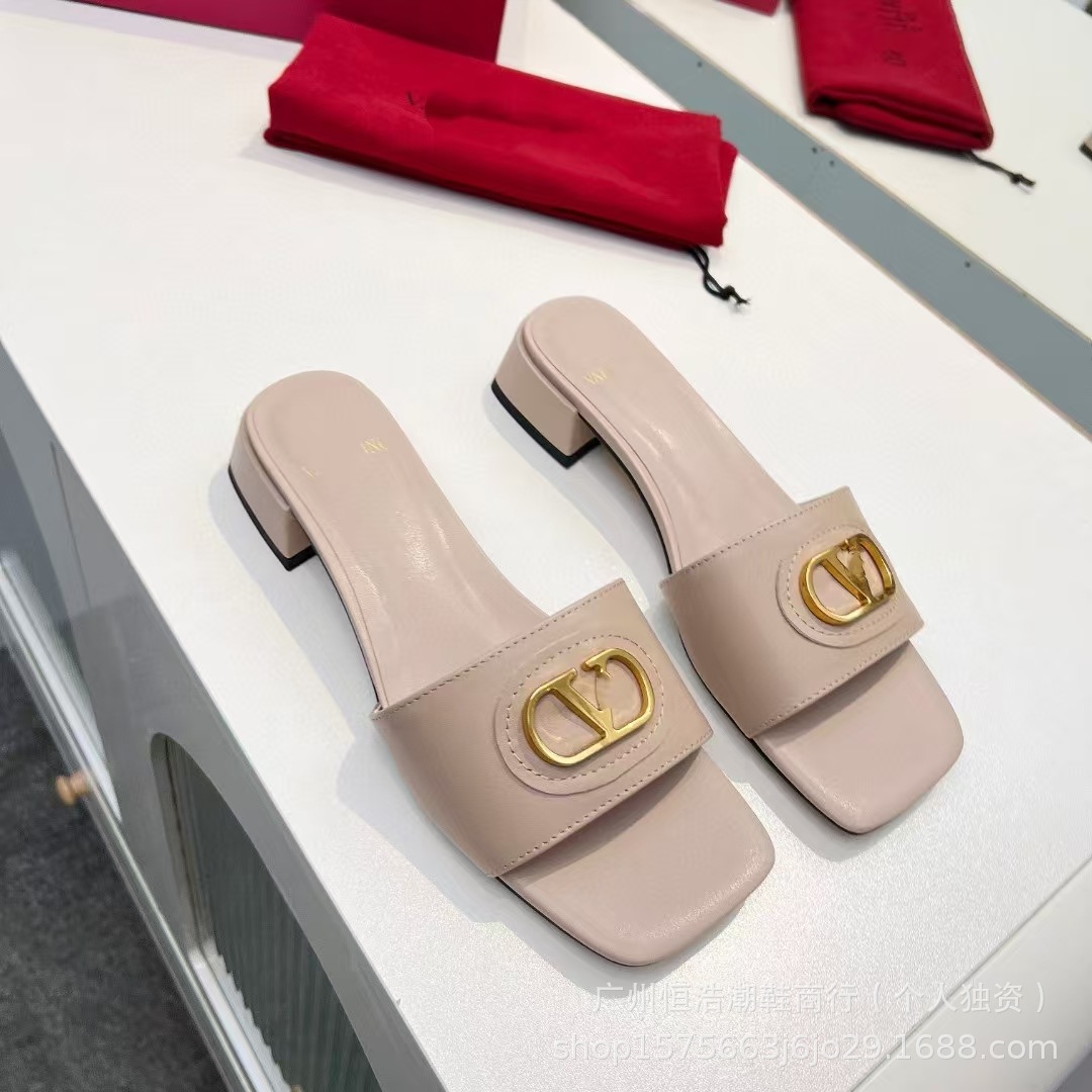 Alta versión 2025V casa de tacón bajo punta cuadrada punta abierta zapatillas clásicas de mujer con hebilla en V zapatillas de mujer de cuero exterior zapatillas de mujer