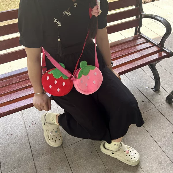 Cartoon Plush Strawberry Crossbody Bag to Carry with You When Going Out, Fashionable Item Storage Bag, Children's Adult Shoulder Crossbody Bag
