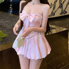 粉色缎面抹胸连衣裙女2026新款气质名媛生日礼服花苞裙针织面料