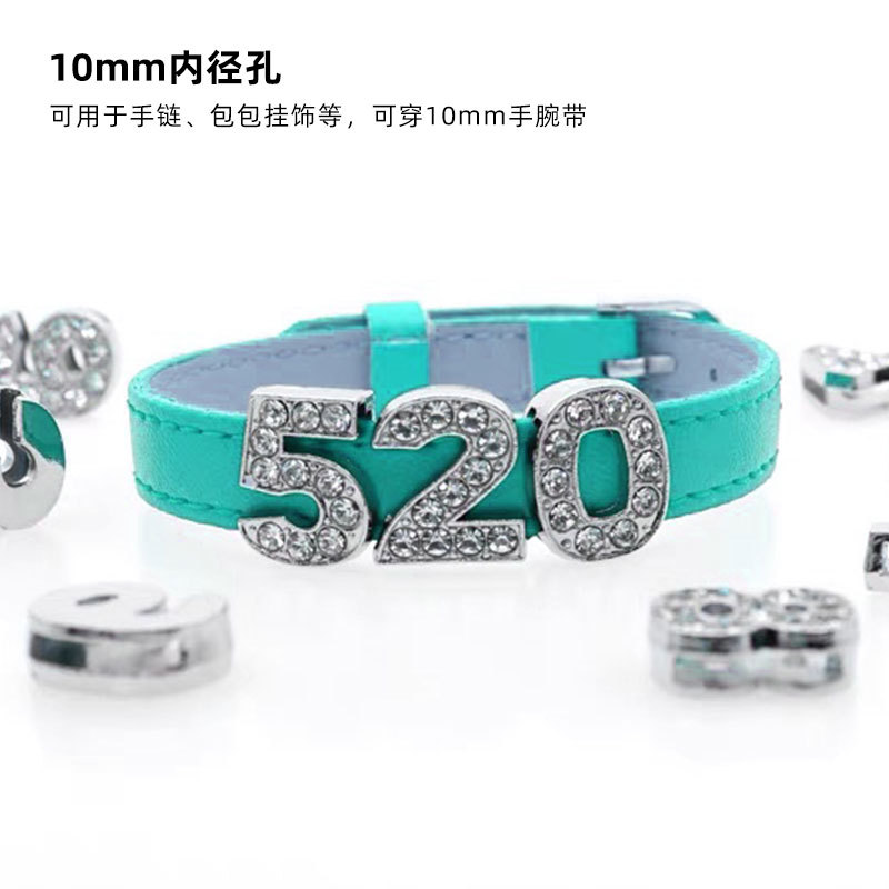 英語のアルファベットの数字の合金のネックレスのペンダントはダイヤモンドのブレスレットのペンダントのアイデアのアクセサリーの手作りのDIY材料を入れます。
