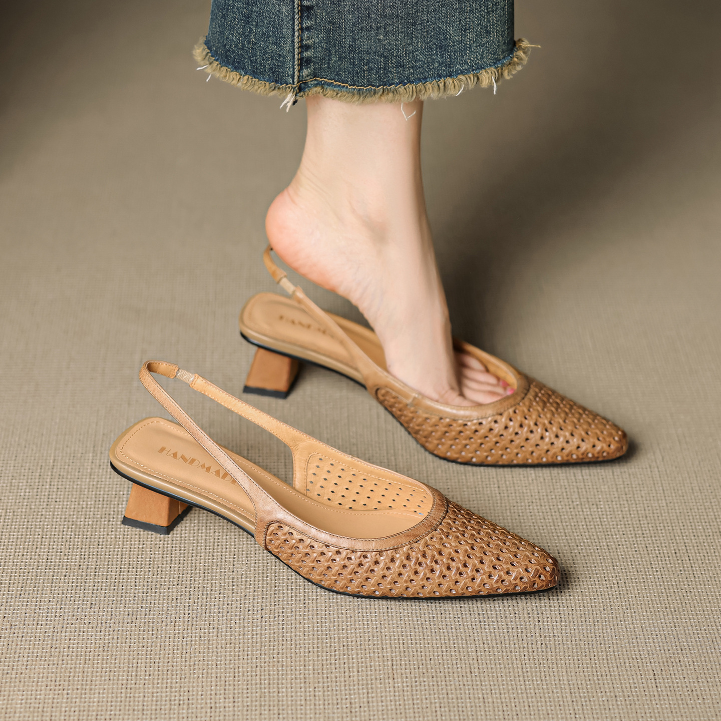 Sandal nữ da bò dệt mũi kín gót thô cao 6 cm phong cách công sở — đen