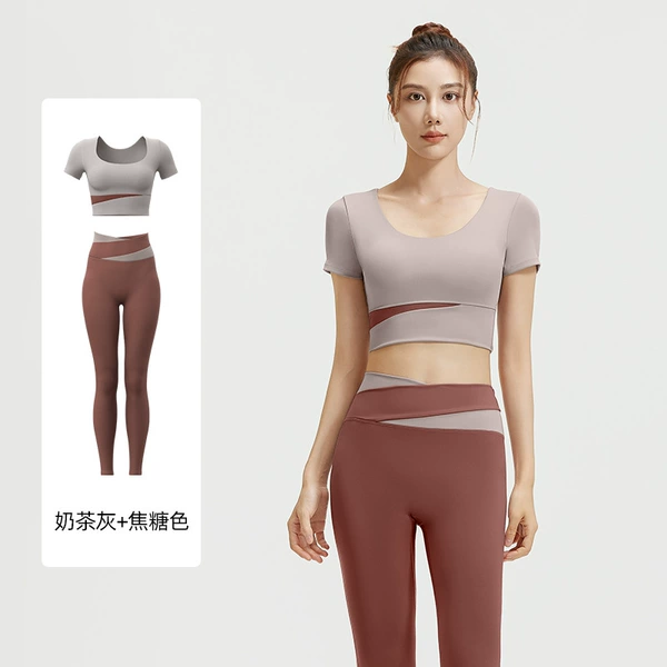 Milk tea gray short -sleeved+caramel color trousers