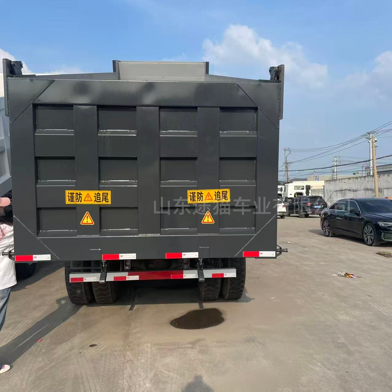 Sinotruk Howo Front-Four-Wheel-Drive and Rear-Eight-Wheel-Drive Dump Truck, 90% New, 8×4 Dump Truck, 371/375 Horsepower Engineering Dump Truck