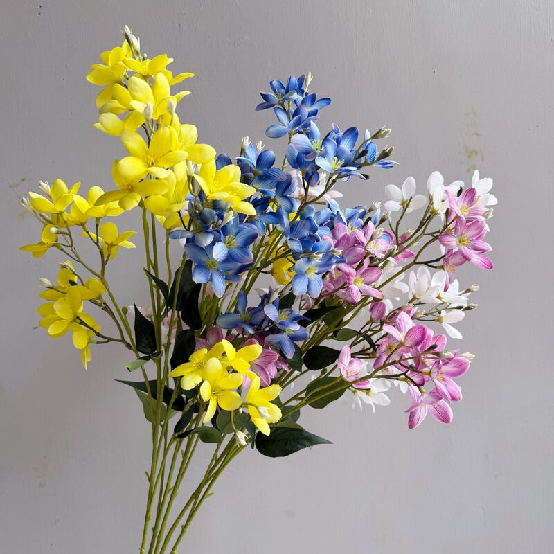 新鮮な蘭の小花、野の花、ホテルの背景の壁のフラワーアレンジメント、造花、結婚式場のフラワーアレンジメント、造花|undefined