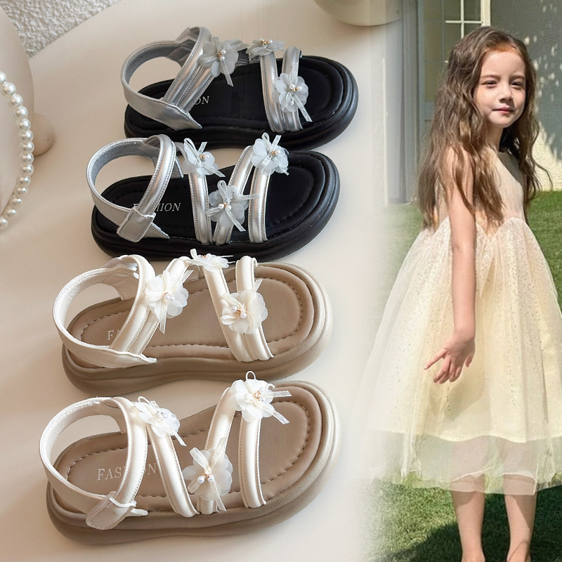 Zapatos de playa de chicas huecos de punta abierta primavera y verano 2026 nuevos zapatos de flores de encaje para niños zapatos de princesa de suela suave zapatos de moda romana