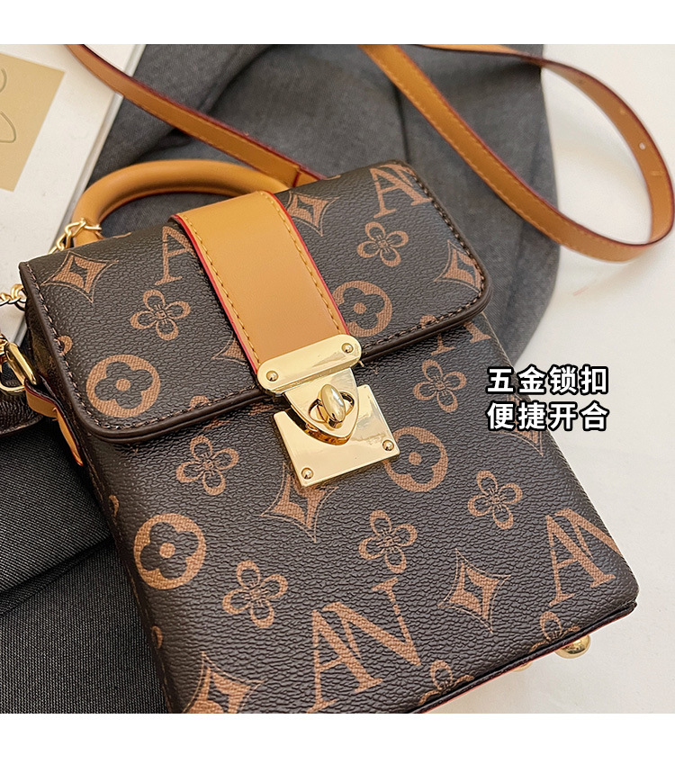 A new Korean-style versatile and simple single-shoulder crossbody bag for women in the summer of 2025, featuring a Korean-style mobile phone bag Application Scenario