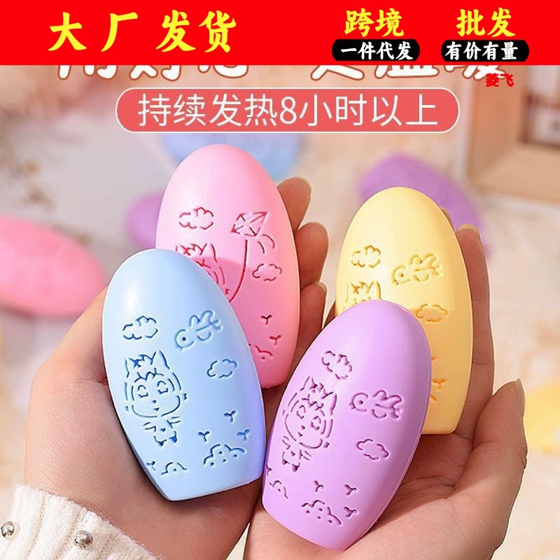 Беззарядные студенты держат теплые руки и горячие руки зимой