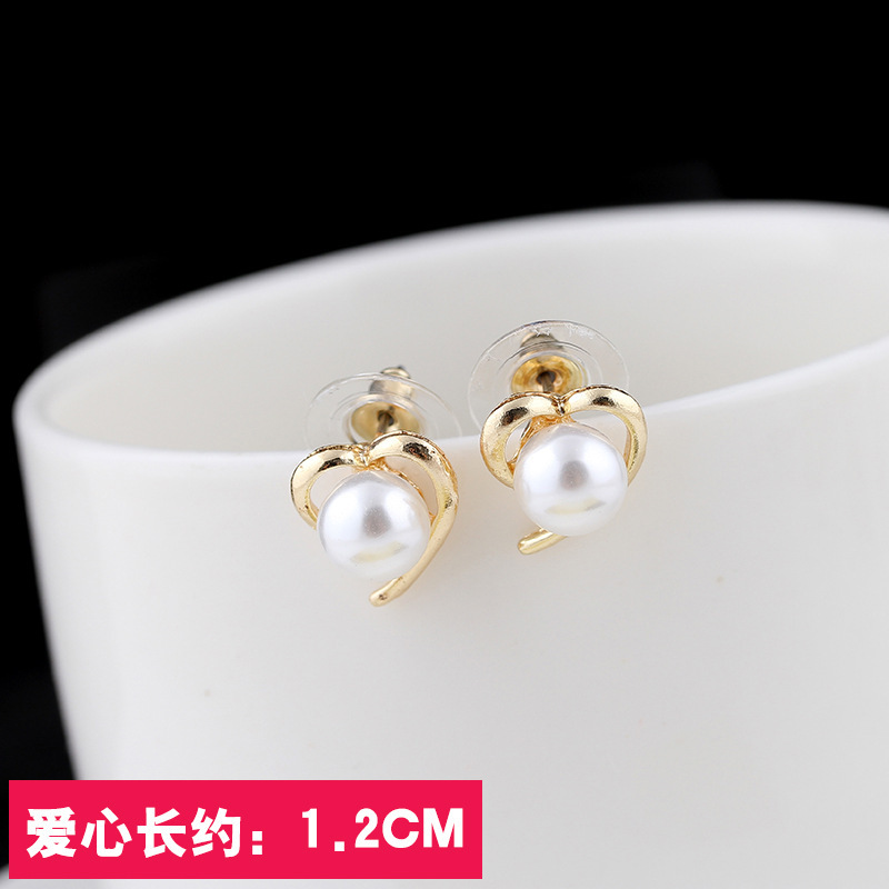 Luz de lujo de alto nivel nicho de diseño femenino sensación de aretes de bordilla temperamento perla asimetría joyería perla al por mayor
