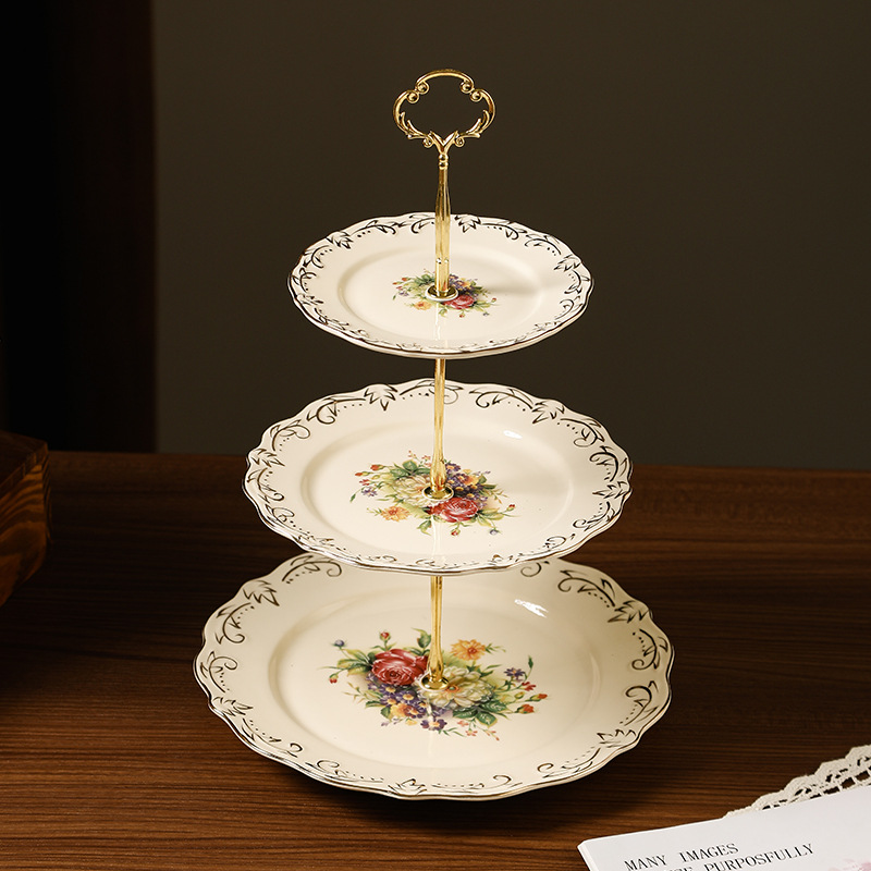 Relieve de la reina rosa europea de lujo ligero plato de pastel de cerámica de tres capas plato de frutas plato de dulces de bocadillos creativo
