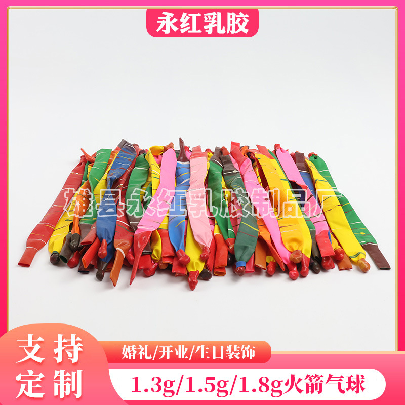 Los globos de cohetes largos volarán en el cielo, llamando juguetes de niños, globos de látex gruesos, globos de tiras largas que sonarán en la cabina.