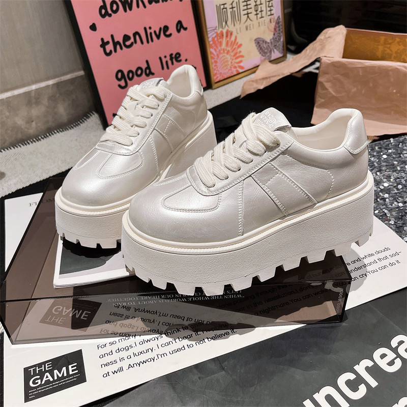 Muffins de cuero de fondo grueso, zapatos blancos perlados, zapatos de skate casuales, zapatos de pan de entrenamiento, zapatos de altura para mujeres.