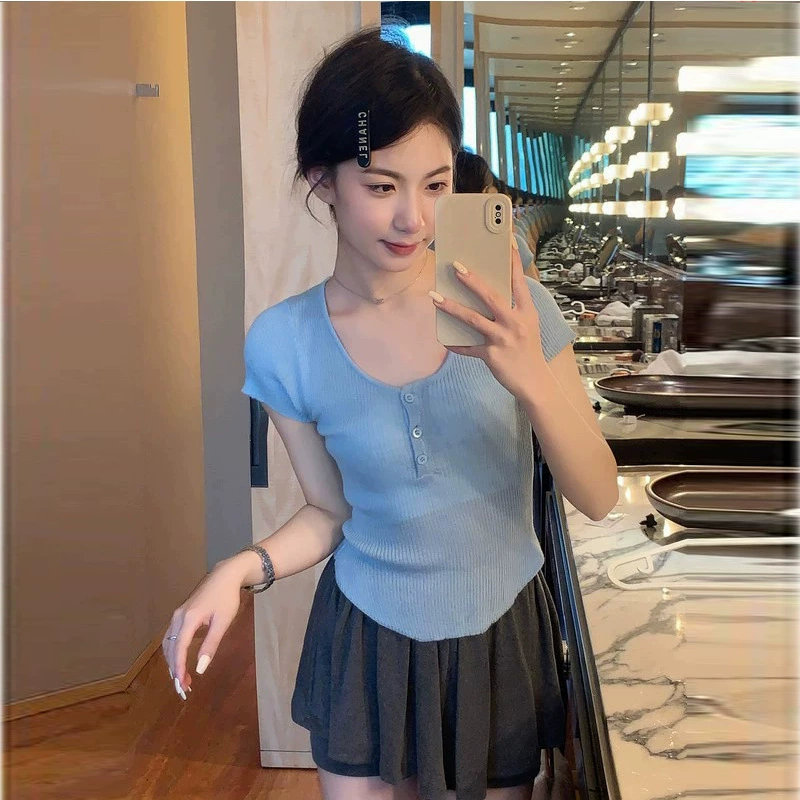 Женская летняя футболка с глубоким вырезом и короткими рукавами, трикотаж из ледяного шелка, облегающий крой, модный укороченный топ с высокой талией.